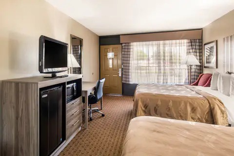 2 Queen Beds